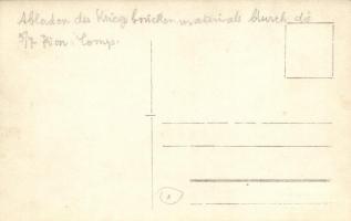 Abladen der Kriegsbrücken-materials durch die 5/7 Pion. Comp. / Osztrák-magyar katonák pontonhíd ele...