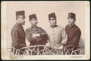 cca 1900 Megjöttek a fehérvári huszárok katonatisztek műtermi csoportképe, Szigeti I. székesfehérvári műterméből, kartonra kasírozva, 14x20 cm