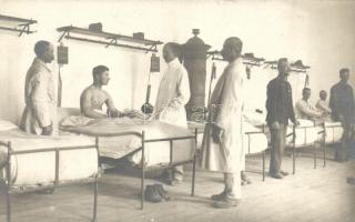 Vizit a tábori kórházban / WWI Austro-Hungarian K.u.K. military field hospital, doctors visiting the injured soldiers. J. O. Dworák photo