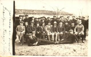 1930 Szépliget, Gajdobra, Schönau; csoportkép legényekkel, papokkal és katonával / group photo with working crew, soldier and priest