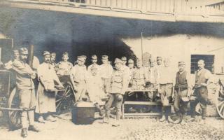 Tábori konyha ételosztás előtt / WWI Austro-Hungarian K.u.K. military field kitchen before lunch, soldiers waiting. photo