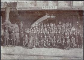 Versec, vasúti tisztek csoportképe a vasútállomás előtt, fotó, későbbi nagyítás, 26,5×37 cm