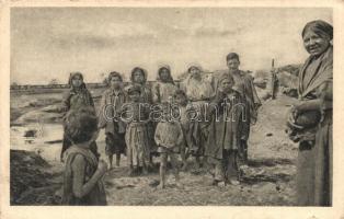 Skupina cikánského dorostu / Kárpátaljai cigány család / Transcarpathian gypsy family, folklore (fa)