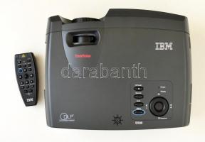 IBM E 500 projektor, távirányítóval, kábelekkel, táskában, jó állapotban, 30x30x12 cm