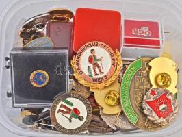 Kis doboznyi vegyes jelvény, kitűző és érem tétel T:vegyes