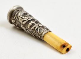 Csontvégű ezüst (Ag.) szipka, gazdagon díszített, jelzés nélkül, h: 5 cm, bruttó 5,9 g