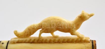 Rókamotívumos csont szipka, ragasztással javított, jelzés nélkül, h: 9 cm