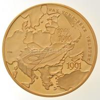 Fritz Mihály (1947-) 1991. "Pax Vobis - Béke veletek 1945-1956." aranyozott emlékérem (42,...