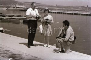 cca 1968 Velencei-tó, 12 db szabadon felhasználható, vintage negatív Keveházi János (?-?) budapesti fotóművész hagyatékából + 1 db agárdi képeslap, 24x36 mm