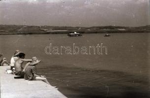 cca 1968 Velencei-tó, 12 db szabadon felhasználható, vintage negatív Keveházi János (?-?) budapesti ...