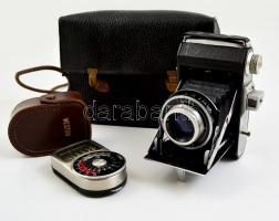 cca 1947 Welta Weltax 6x6 fényképezőgép, Trioplan 1:2.9/75 objektívvel, Weston Master IV fénymérővel, régi bőr tokban, jó állapotban / Welta Weltax folding camera, with Weston light meter, in leather case, in good condition