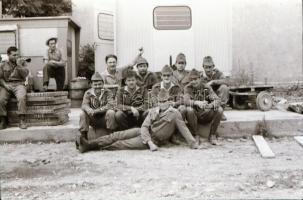 1982 Katonai műszaki alakulat (Budaörs), csoportképek, emlékképek, 34 db vintage negatív felvétel, 24x36 mm