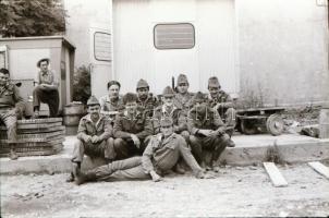 1982 Katonai műszaki alakulat (Budaörs), csoportképek, emlékképek, 34 db vintage negatív felvétel, 2...