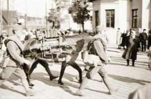 cca 1944 Katonai alakulat vonulása, gépfegyvert szállító lóval, Danassy Károly (1904-1996) budapesti...