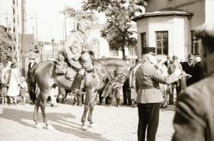 cca 1944 Katonai alakulat vonulása, gépfegyvert szállító lóval, Danassy Károly (1904-1996) budapesti...