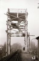 cca 1944 Budapest, vasúti hídfőnél felépített katonai torony, amely az áthaladó szerelvények felülnézeti átvizsgálására szolgált, Danassy Károly (1904-1996) budapesti fotóművész hagyatékából 3 db szabadon felhasználható, vintage negatív, 24x36 mm