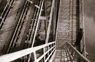 cca 1944 Budapest, vasúti hídfőnél felépített katonai torony, amely az áthaladó szerelvények felülné...