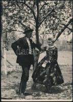 cca 1927 Kalocsai legény és leány vasárnapi viseletben, feliratozott, pecséttel jelzett, vintage fotó Kerny István (1879-1963) budapesti fotóművész hagyatékából, 24x17 cm