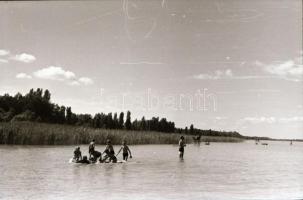 1958 Balatonszárszón készült privát felvételek, 72 db szabadon felhasználható vintage negatív, 24x36...