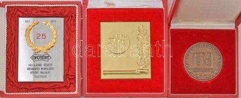 Egy doboznyi vegyes szocialista plakett és emlékérem tétel, közte "Közművelődését - Belügyminis...