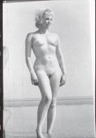 cca 1975 Vetíthető diaképek, 12 db szolidan erotikus felvétel, 36x24 mm