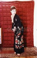 cca 1968 Bundás, paplanos aktfotók, 20 db szolidan erotikus negatív, 24x36 mm