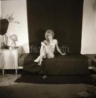 cca 1974 Műtermi aktfelvételek, 8 db szolidan erotikus negatív, 6x6 cm