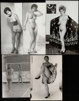 cca 1979 Modellek castingon, 13 db szolidan erotikus vintage fénykép, 9x12 cm és 13x18 cm között
