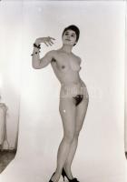 cca 1972 Szolidan erotikus szép emlékek lányokról, asszonyokról, 31 db vintage negatív, 24x36 mm