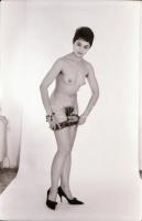 cca 1972 Szolidan erotikus szép emlékek lányokról, asszonyokról, 31 db vintage negatív, 24x36 mm