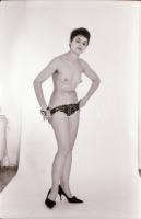 cca 1972 Szolidan erotikus szép emlékek lányokról, asszonyokról, 31 db vintage negatív, 24x36 mm