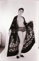 cca 1972 Szolidan erotikus szép emlékek lányokról, asszonyokról, 31 db vintage negatív, 24x36 mm