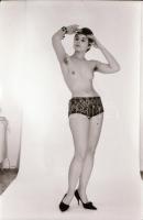 cca 1972 Szolidan erotikus szép emlékek lányokról, asszonyokról, 31 db vintage negatív, 24x36 mm