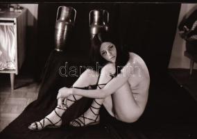 cca 1972 Szolidan erotikus szép emlékek lányokról, asszonyokról, 31 db vintage negatív, 24x36 mm