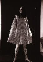 cca 1972 Szolidan erotikus szép emlékek lányokról, asszonyokról, 31 db vintage negatív, 24x36 mm