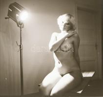 cca 1977 Szolidan erotikus felvételek, 5 db vintage negatív + 2 db vintage diapozitív, 24x36 mm és 6...