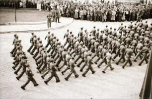cca 1949 Katonai ünnepség a budai várban, visszafoglalásának jubileuma alkalmából, 31 db szabadon fe...