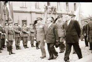 cca 1949 Katonai ünnepség a budai várban, visszafoglalásának jubileuma alkalmából, 31 db szabadon fe...