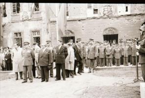 cca 1949 Katonai ünnepség a budai várban, visszafoglalásának jubileuma alkalmából, 31 db szabadon fe...