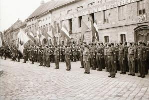 cca 1949 Katonai ünnepség a budai várban, visszafoglalásának jubileuma alkalmából, 31 db szabadon fe...