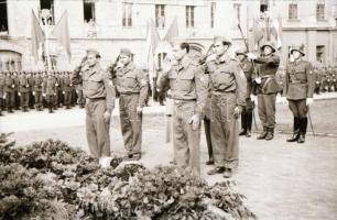 cca 1949 Katonai ünnepség a budai várban, visszafoglalásának jubileuma alkalmából, 31 db szabadon fe...