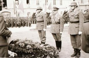 cca 1949 Katonai ünnepség a budai várban, visszafoglalásának jubileuma alkalmából, 31 db szabadon fe...