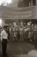 cca 1948 Pincér verseny a budapesti utcákon, 19 db szabadon felhasználható vintage negatív, 24x36 mm