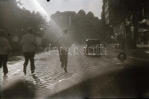 cca 1948 Pincér verseny a budapesti utcákon, 19 db szabadon felhasználható vintage negatív, 24x36 mm