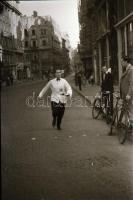 cca 1948 Pincér verseny a budapesti utcákon, 19 db szabadon felhasználható vintage negatív, 24x36 mm