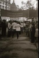 cca 1948 Pincér verseny a budapesti utcákon, 19 db szabadon felhasználható vintage negatív, 24x36 mm