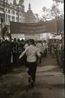 cca 1948 Pincér verseny a budapesti utcákon, 19 db szabadon felhasználható vintage negatív, 24x36 mm