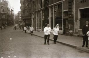 cca 1948 Pincér verseny a budapesti utcákon, 19 db szabadon felhasználható vintage negatív, 24x36 mm