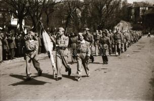 1949. április 1. Budapest, felszabadulási lövészverseny, a csapatok felvonulása, lőtér, fegyverek, stb..., 55 db szabadon felhasználható vintage negatív, 24x36 mm