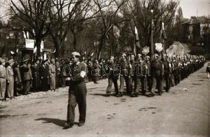 1949. április 1. Budapest, felszabadulási lövészverseny, a csapatok felvonulása, lőtér, fegyverek, s...